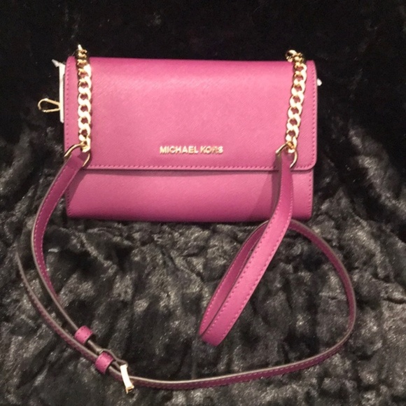 Michael Kors Handbags - Michael Kors Wristlet Leather Purse.